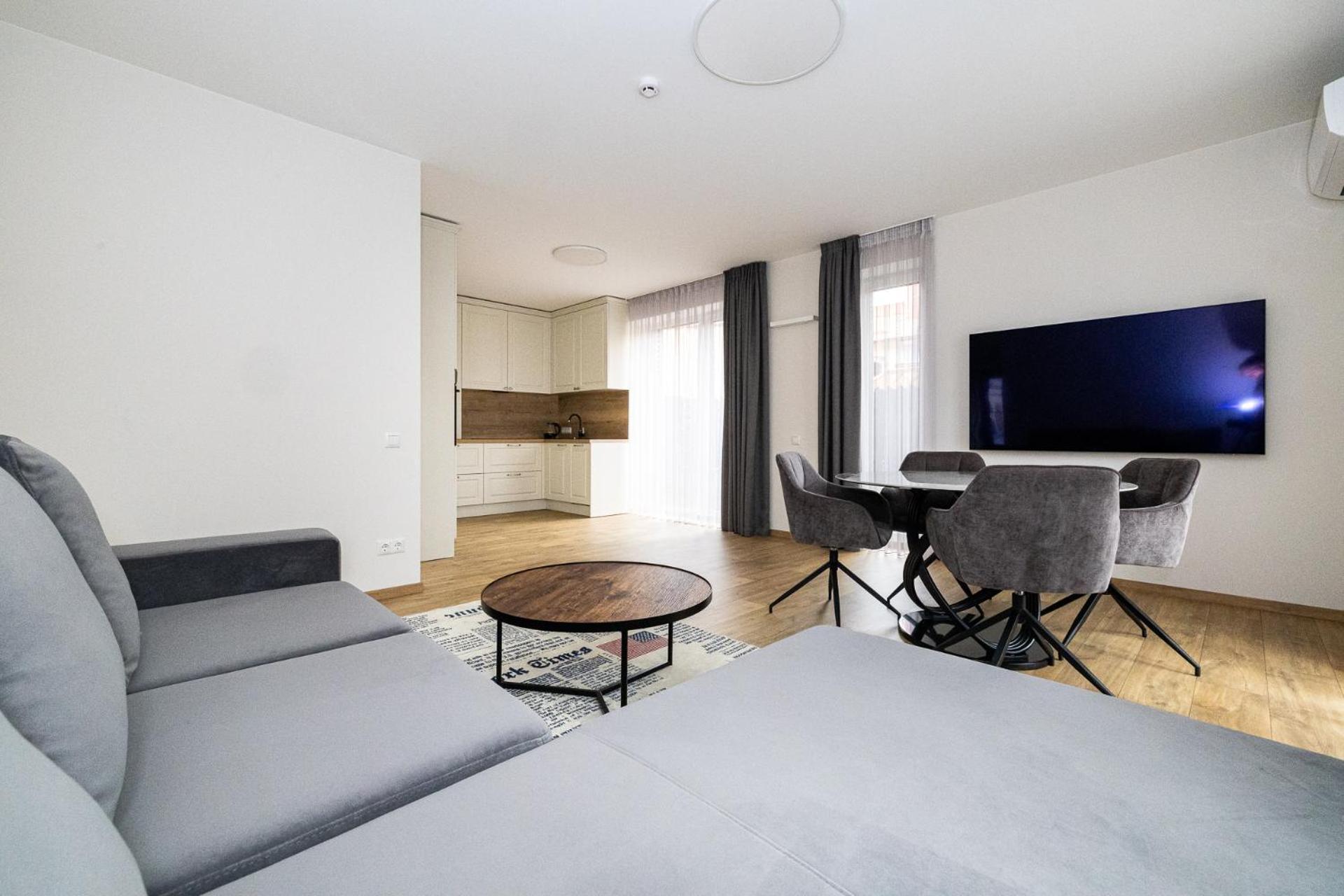 Newly Built With Parking, By Cohost Apartment *