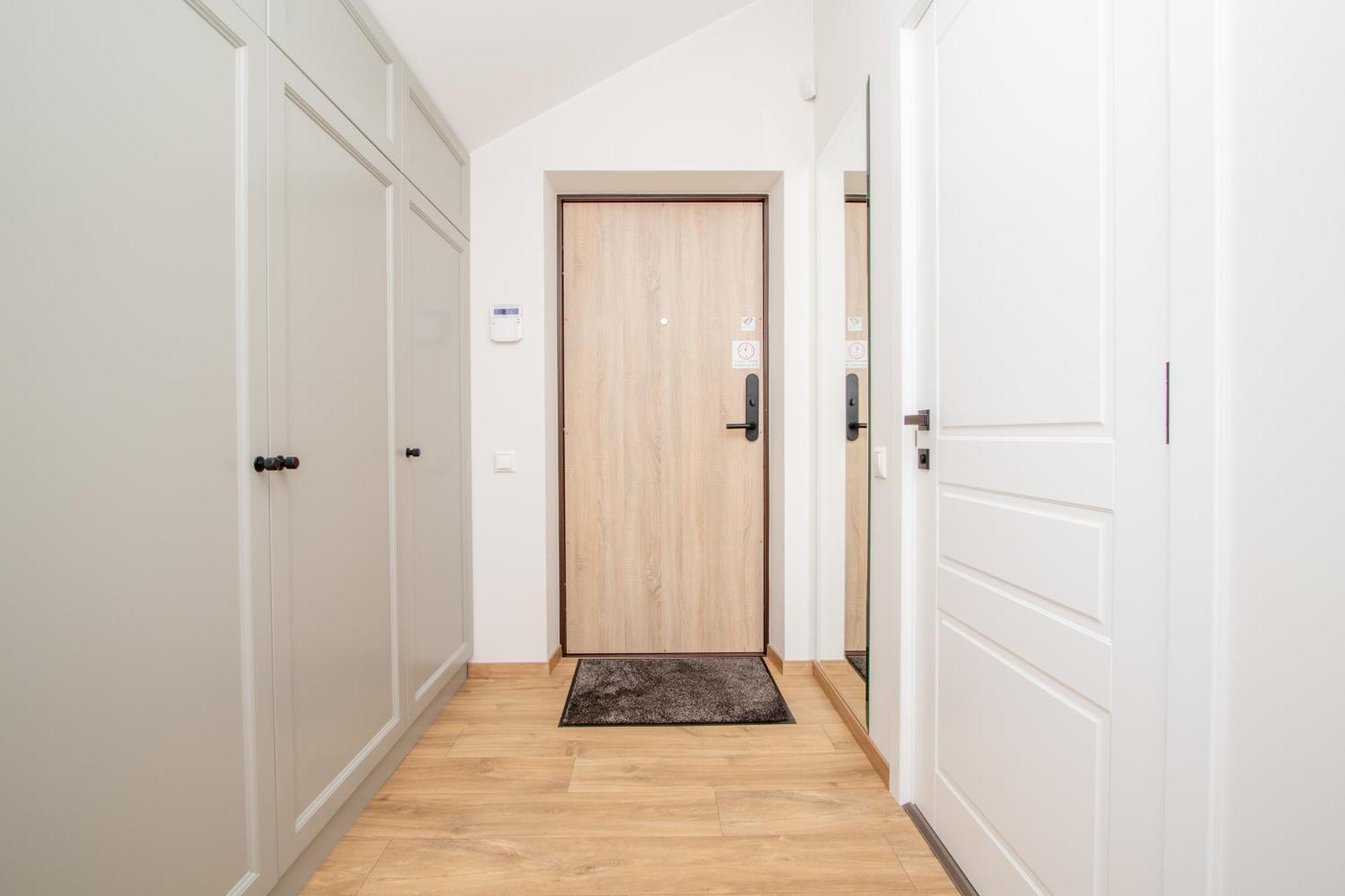 Newly Built With Parking, By Cohost Apartment *