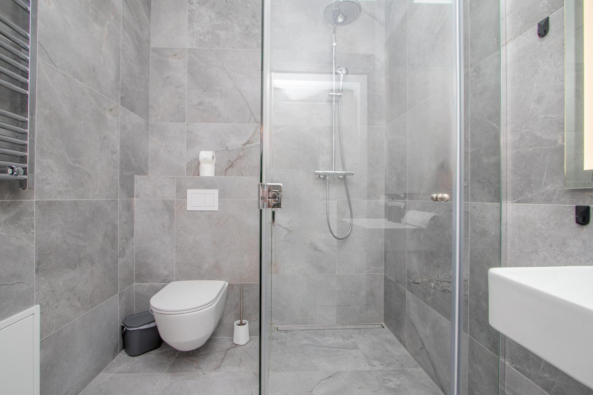 Newly Built With Parking, By Cohost Apartment *