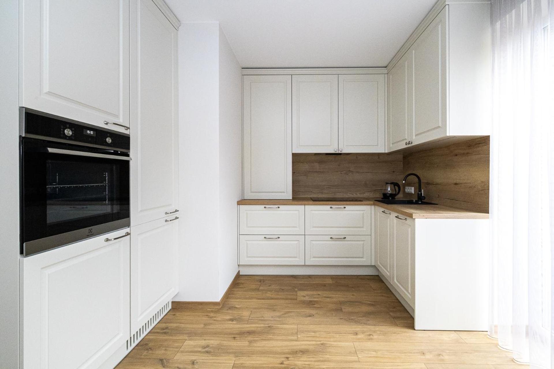 Newly Built With Parking, By Cohost Apartment *