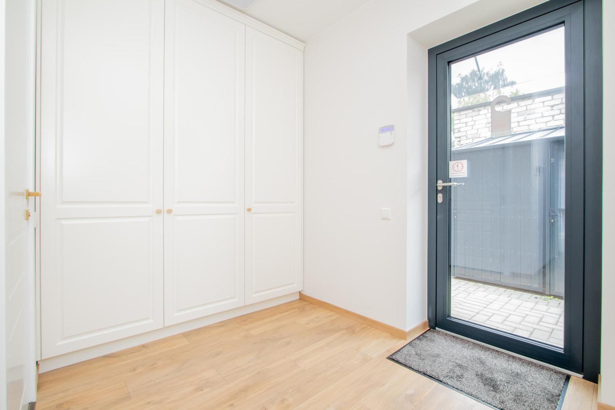 Newly Built With Parking, By Cohost Apartment *