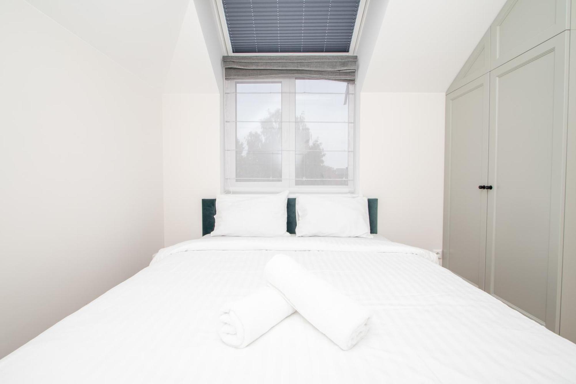 Newly Built With Parking, By Cohost Apartment *