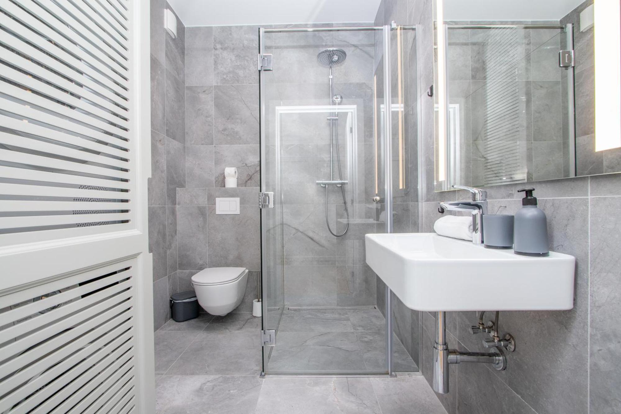 Newly Built With Parking, By Cohost Apartment *