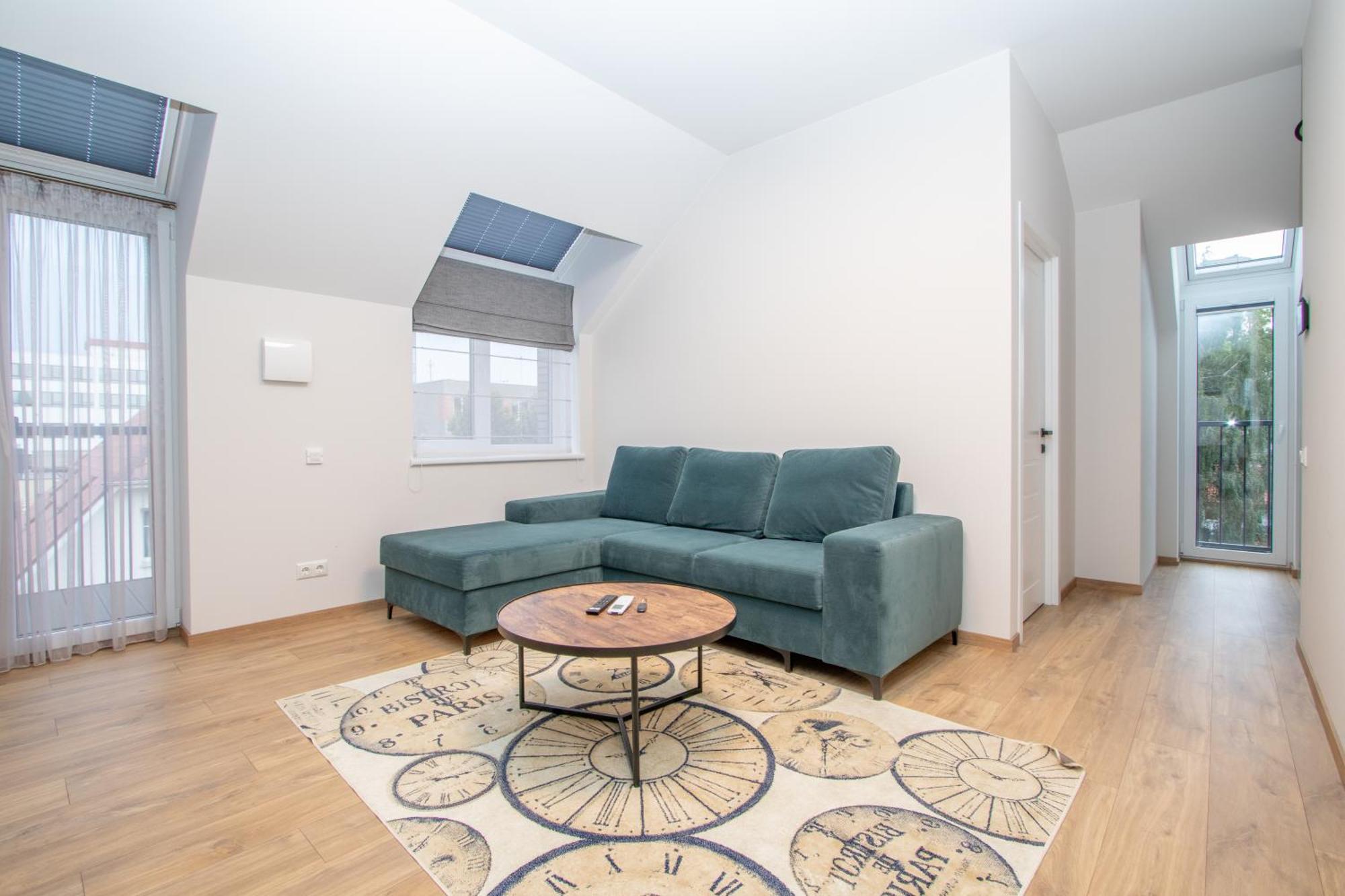 Newly Built With Parking, By Cohost Apartment *