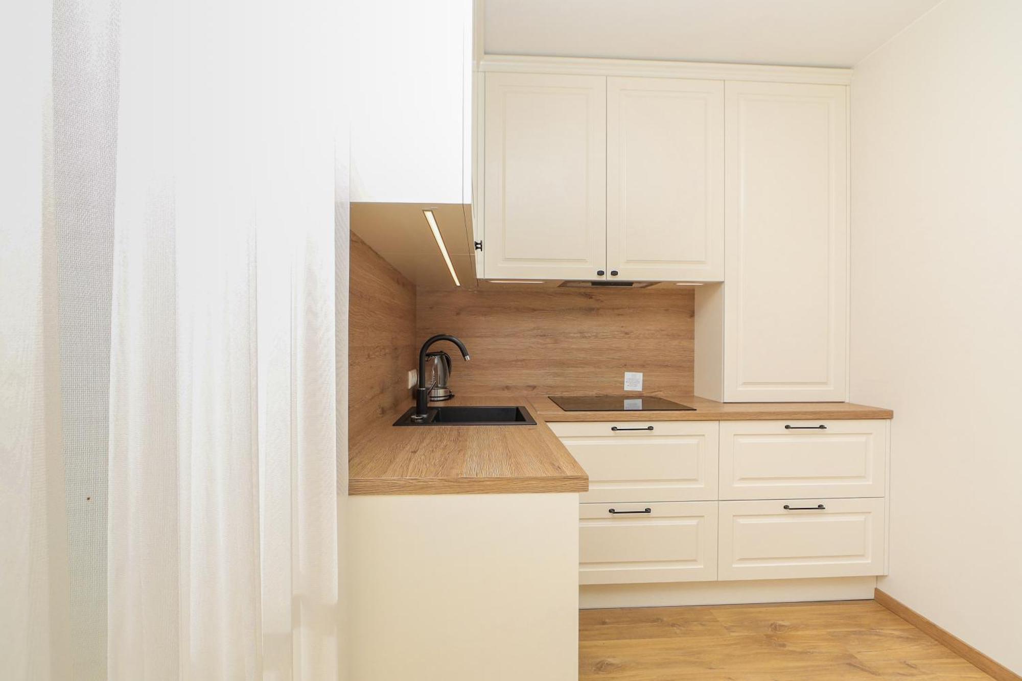 Newly Built With Parking, By Cohost Apartment