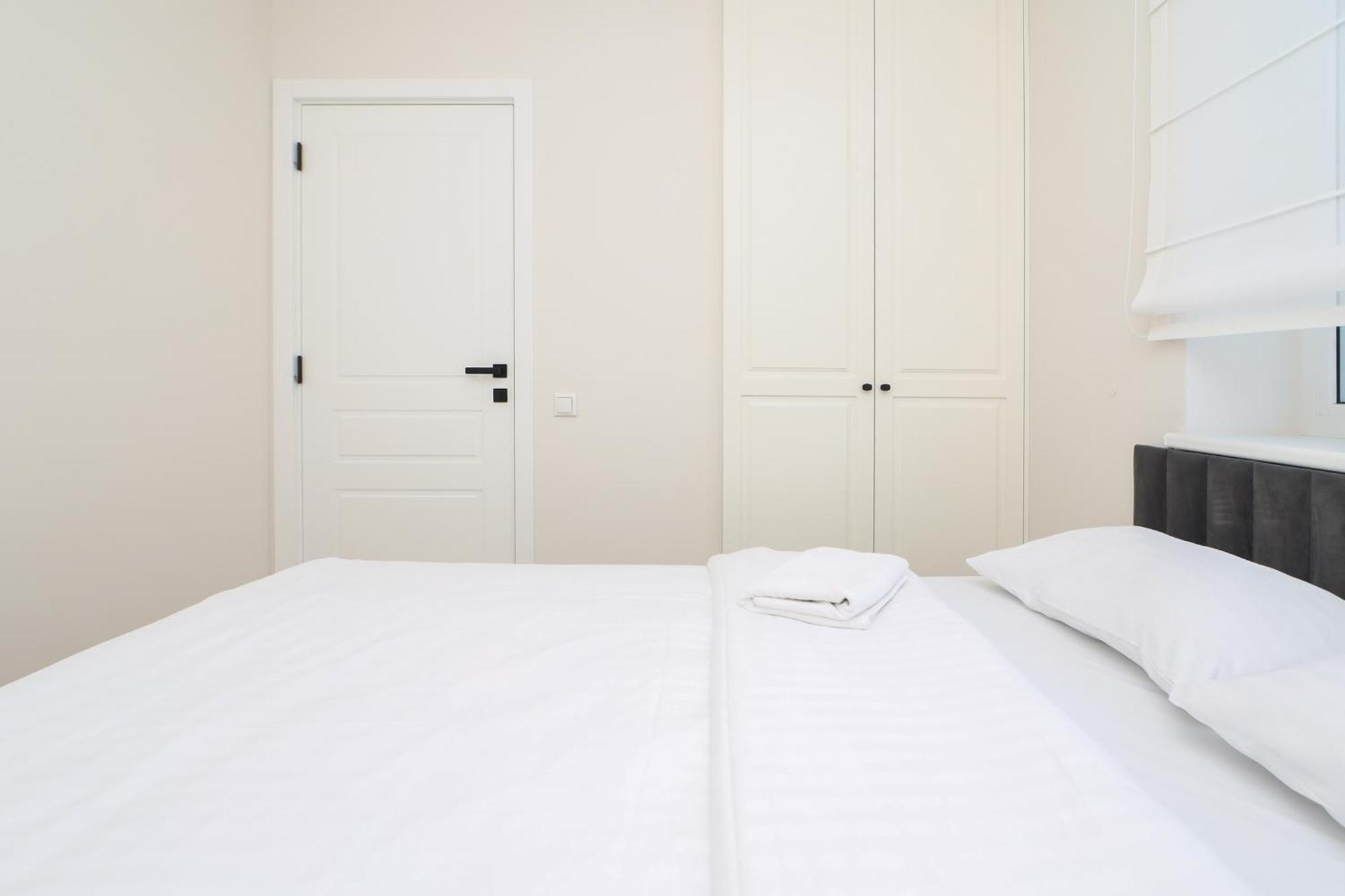 Newly Built With Parking, By Cohost Apartment *