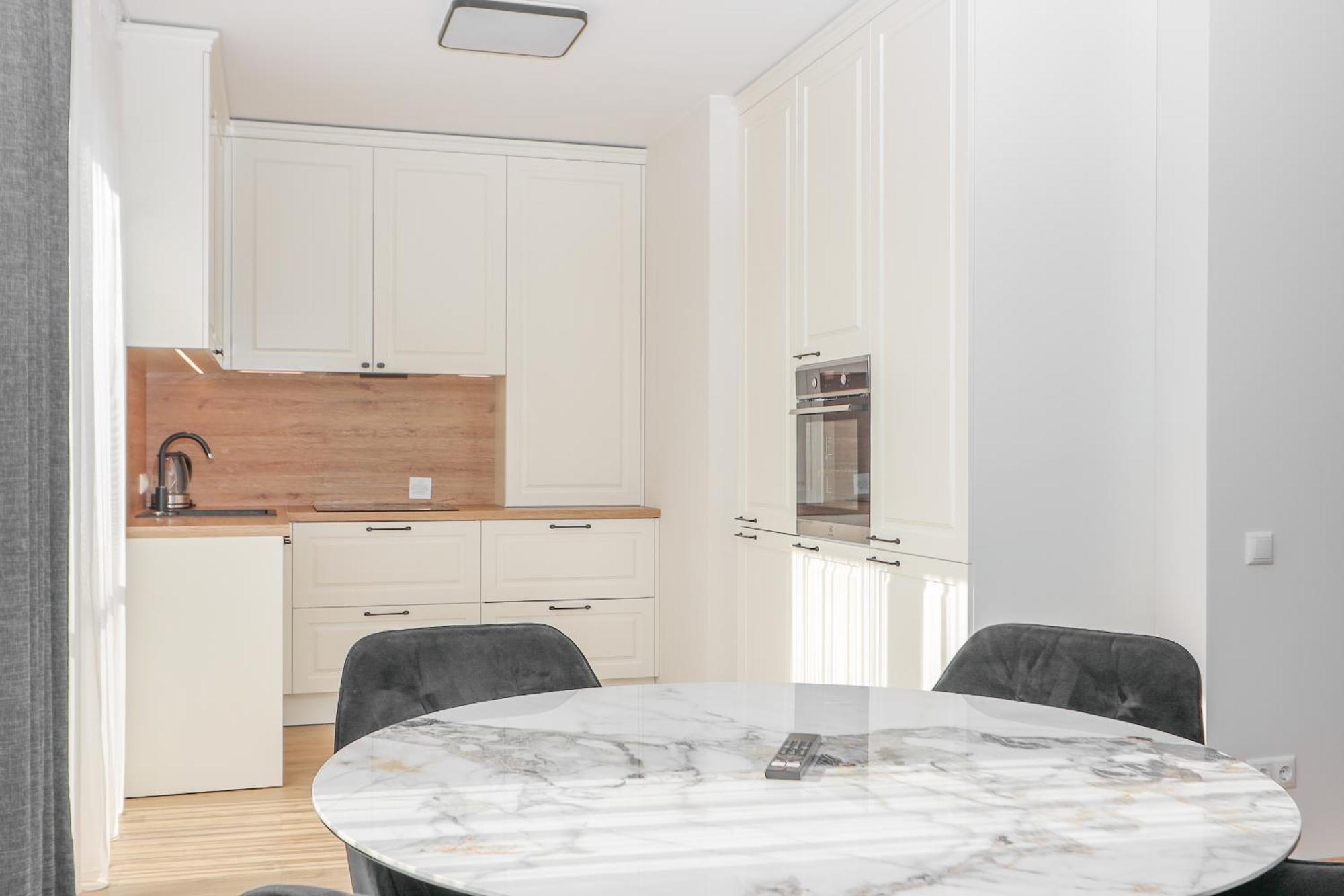 Newly Built With Parking, By Cohost Apartment *